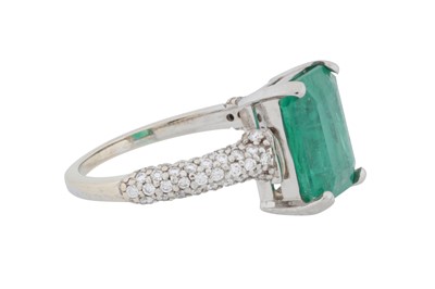 Lot 105 - An emerald and diamond ring