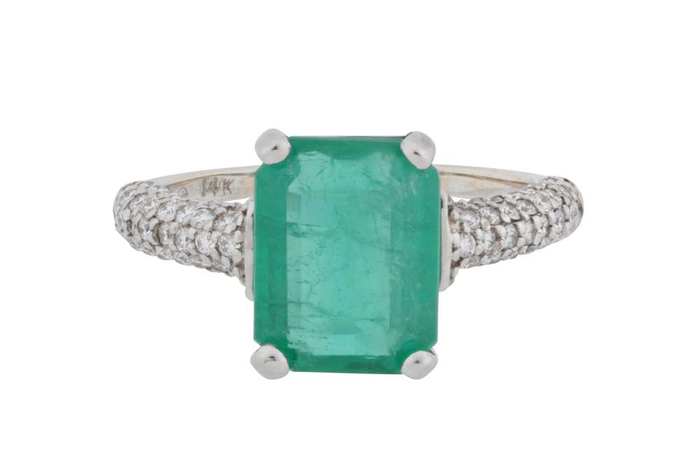 Lot 105 - An emerald and diamond ring