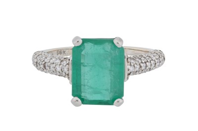 Lot 105 - An emerald and diamond ring