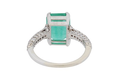 Lot 105 - An emerald and diamond ring