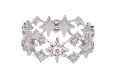 Lot 188 - A diamond star ring