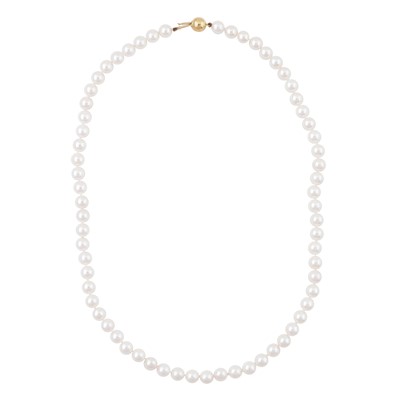 Lot 6 - A single strand pearl necklace