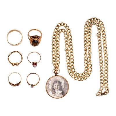 Lot 211 - Six rings and a pendant necklace