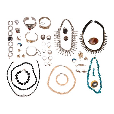 Lot 281 - A collection of silver and costume jewellery