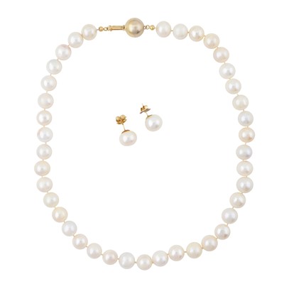 Lot 15 - A single strand pearl necklace and stud earrings suite