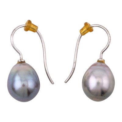 Lot 327 - A pair of black pearl earrings