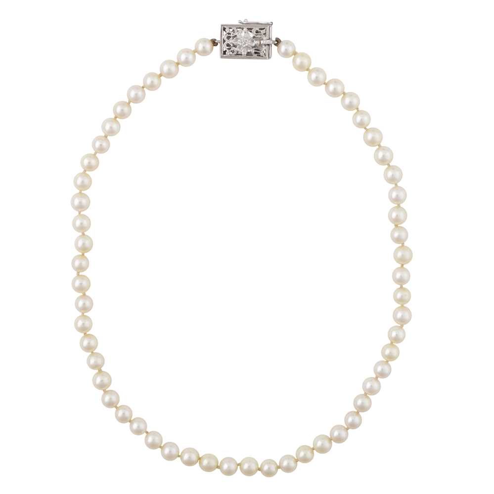 Lot 36 - A single strand pearl necklace