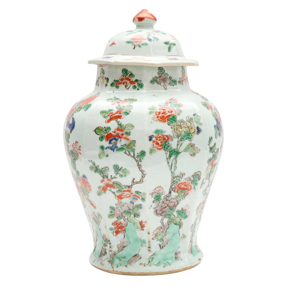 Lot 7 - A Chinese famille-verte vase and cover, Qing dynasty, Kangxi period