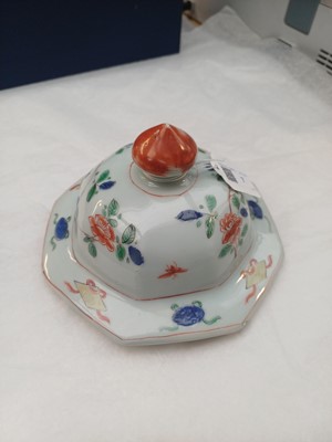 Lot 7 - A Chinese famille-verte vase and cover, Qing dynasty, Kangxi period