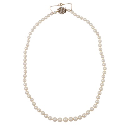 Lot 8 - A single strand pearl necklace