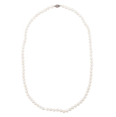 Lot 271 - A single strand pearl necklace