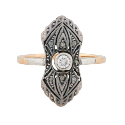 Lot 366 - A diamond plaque ring