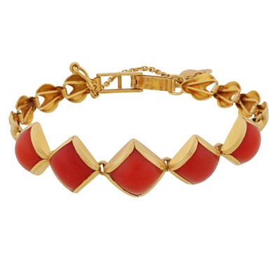 Lot 47 - A coral bracelet