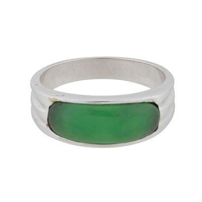 Lot 377 - A chalcedony single stone ring