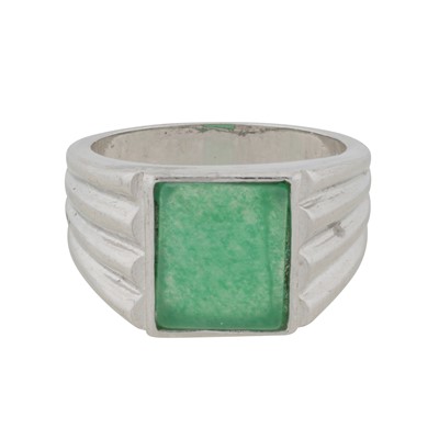 Lot 380 - An aventurine single stone ring