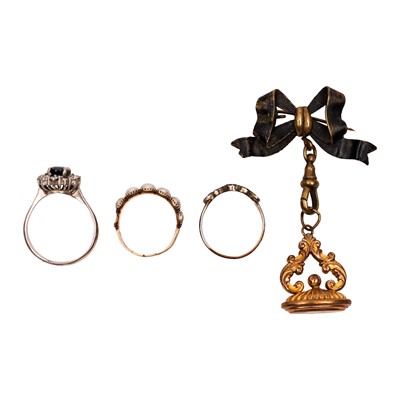 Lot 302 - Three rings and a fob brooch