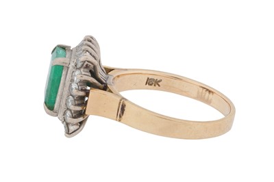 Lot 91 - An emerald and diamond halo ring