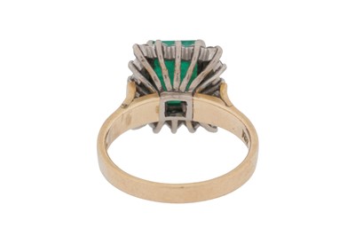 Lot 91 - An emerald and diamond halo ring