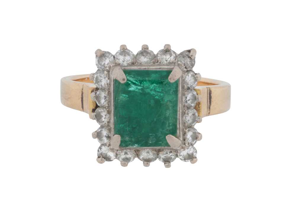 Lot 91 - An emerald and diamond halo ring