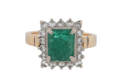 Lot 91 - An emerald and diamond halo ring