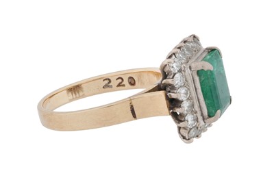 Lot 91 - An emerald and diamond halo ring