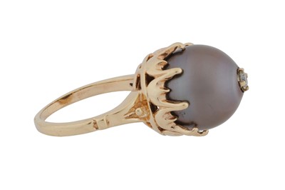 Lot 181 - A cultured pearl and diamond ring