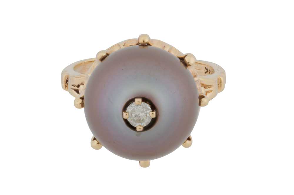 Lot 181 - A cultured pearl and diamond ring