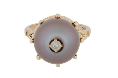 Lot 181 - A cultured pearl and diamond ring
