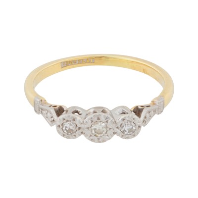 Lot 286 - A diamond three stone ring