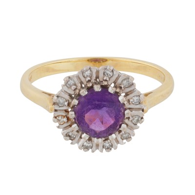 Lot 151 - An amethyst and diamond ring