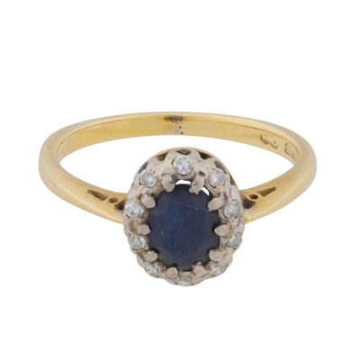 Lot 341 - A sapphire and diamond ring