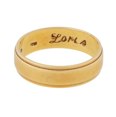 Lot 28 - A band ring