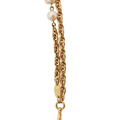 Lot 162 - Chanel Ivory Pearl Loupe Pendant Necklace