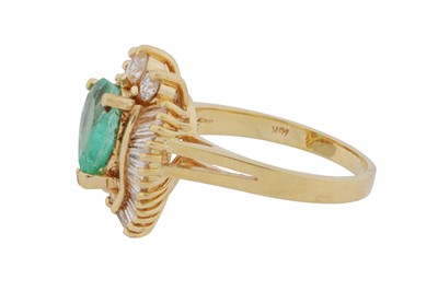 Lot 98 - An emerald and diamond ring