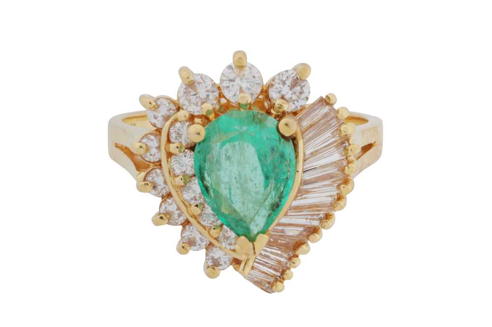 Lot 98 - An emerald and diamond ring