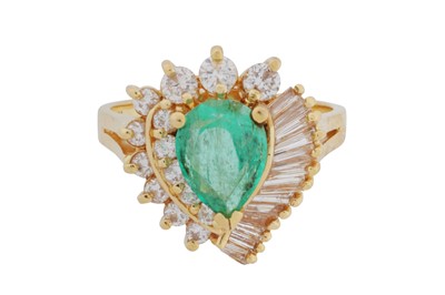 Lot 98 - An emerald and diamond ring
