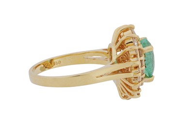 Lot 98 - An emerald and diamond ring