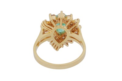 Lot 98 - An emerald and diamond ring