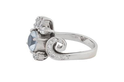 Lot 71 - An aquamarine and diamond ring