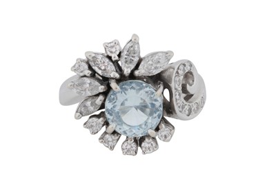 Lot 71 - An aquamarine and diamond ring