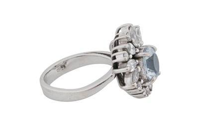 Lot 71 - An aquamarine and diamond ring