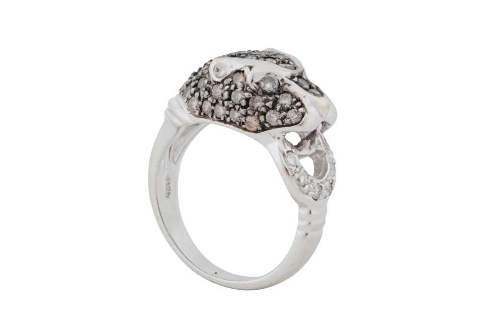 Lot 177 - A diamond dress ring