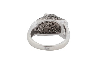 Lot 177 - A diamond dress ring