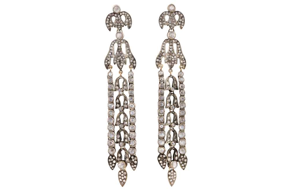 Lot 31 - Amrapali Ι A pair of diamond pendent earrings