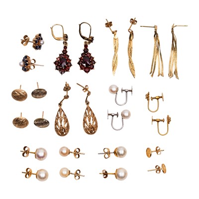 Lot 403 - A collection of earrings