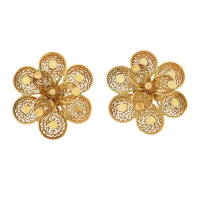 Lot 250 - A pair of filigree earrings