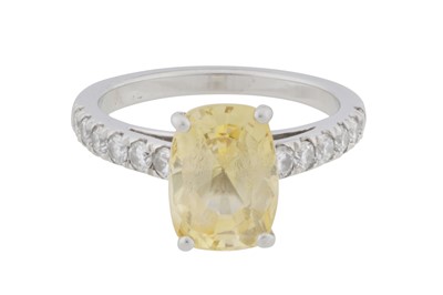Lot 145 - A yellow sapphire and diamond ring