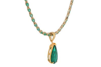 Lot 114 - An emerald pendant necklace