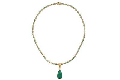 Lot 114 - An emerald pendant necklace