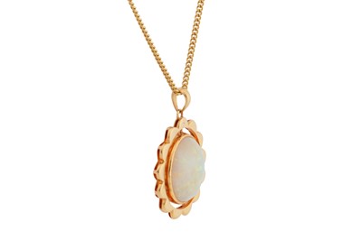 Lot 150 - An opal pendant necklace